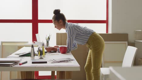 Video-Einer-Gemischtrassigen-Designerin,-Die-Im-Studio-Am-Laptop-Arbeitet