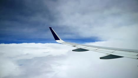 Schöne-Cremige-Aussicht-Auf-Den-Bewölkten-Himmel-Aus-Den-Flugzeugfenstern
