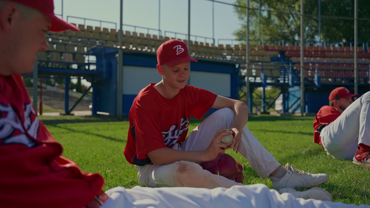 Time relaxando em campo de beisebol