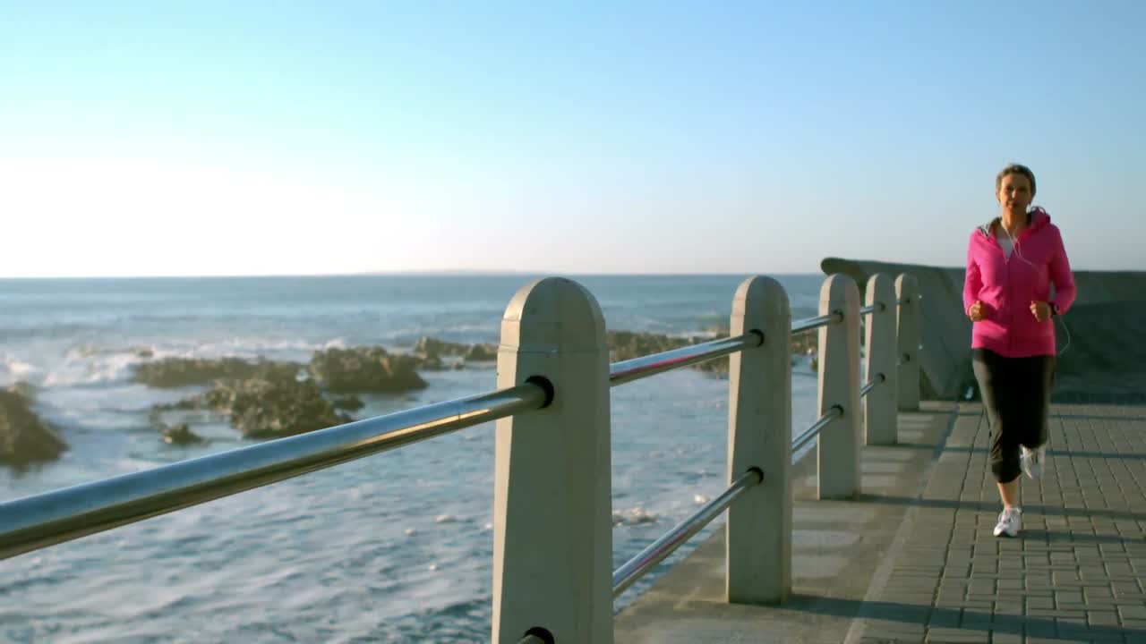 미소 짓는  ⁇ 은 스포츠 여자 조 ⁇