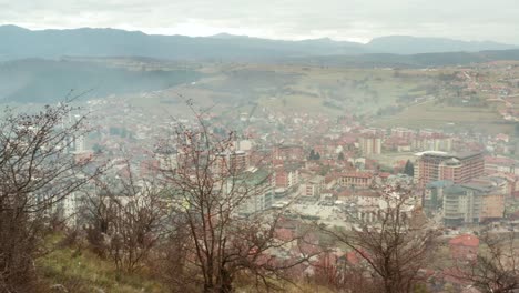 Ciudad-De-Tutin-En-El-Valle-De-Serbia,-Vista-Desde-La-Cima-De-Las-Montañas-Circundantes,-Vista-Aérea