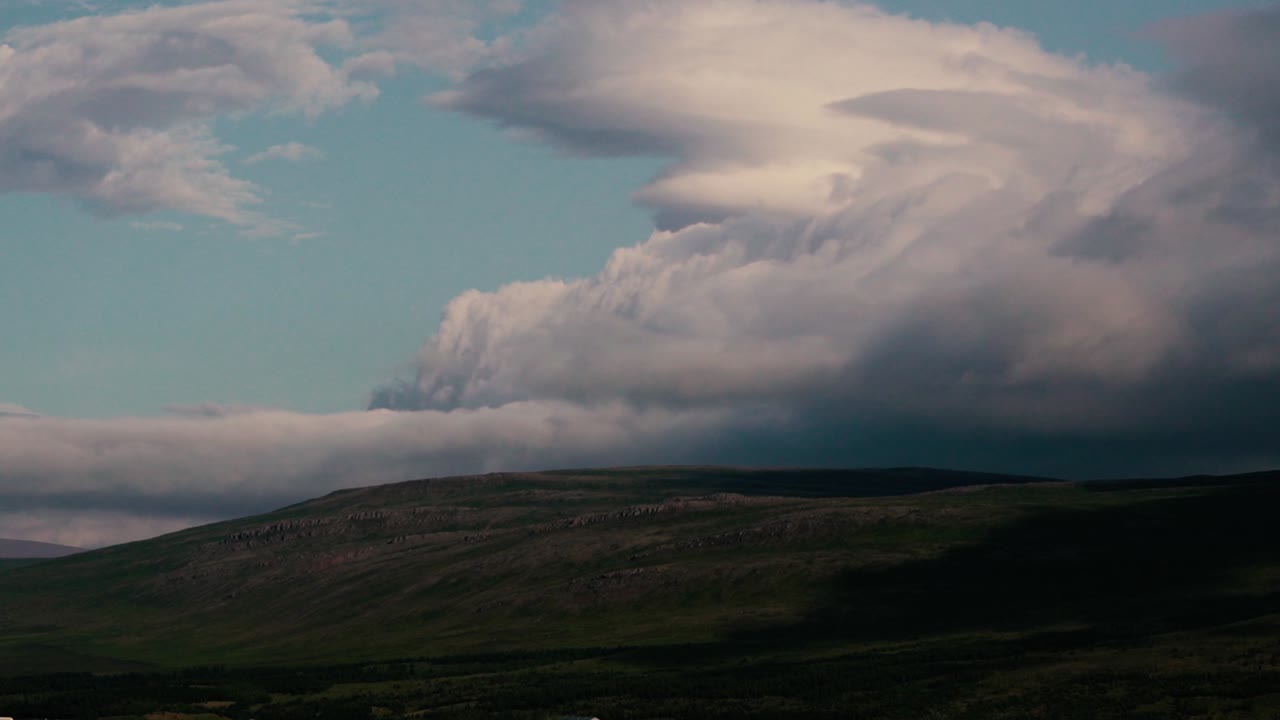 아이슬란드에서 미친듯이 움직이는 구름의 저속 촬영