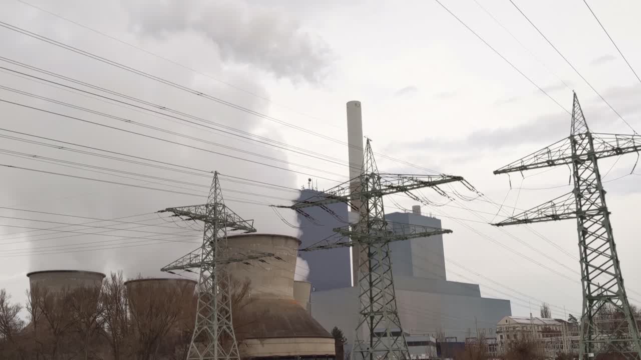 독일의 천연 가스 발전소에 대한 카메라 팬