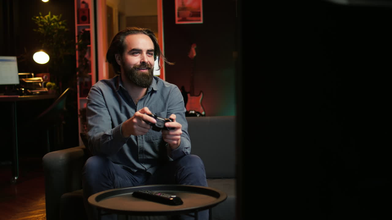 un jugador alegre corriendo a casa para jugar un juego recién lanzado