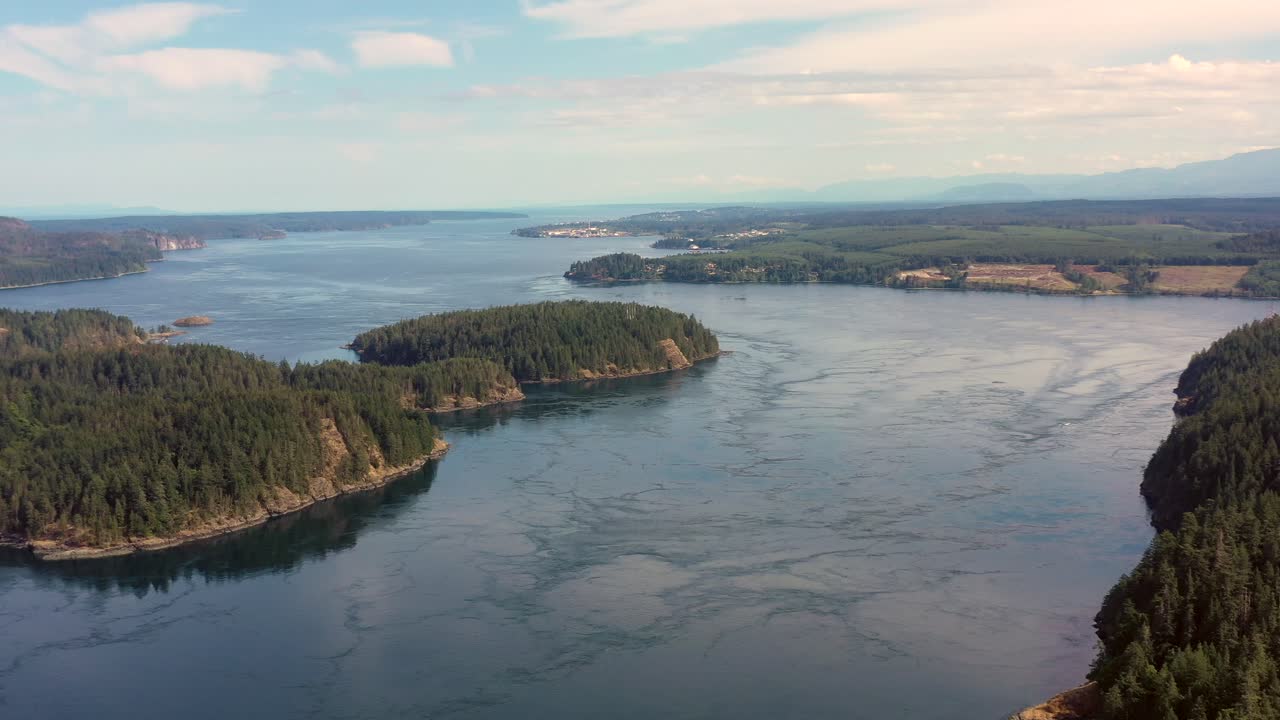 캠벨 강 에 대한 공중 전망: 밴쿠버 섬 의 숲 이  ⁇ 인 산 들 에 둘러싸인 태평양