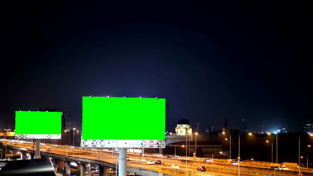 Pantalla verde de una valla publicitaria en una autopista durante el crepúsculo con el fondo de la ciudad en Bangkok, Tailandia