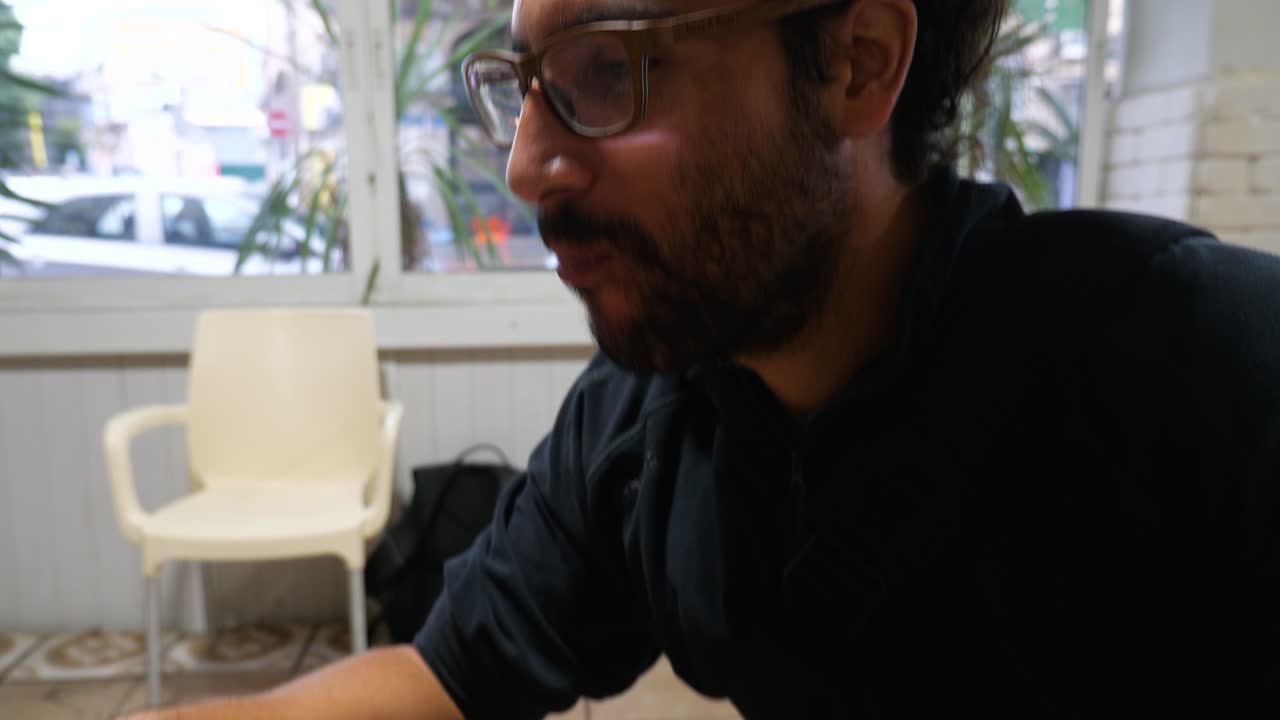 hombre árabe disfrutando de la compañía mientras disfruta de una comida deliciosa