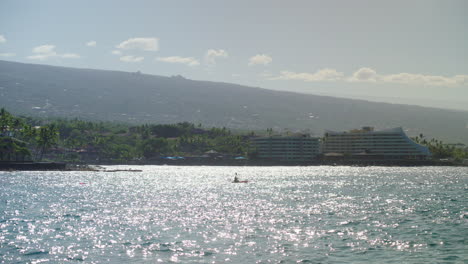 Kayaker-Paddling-Out-Of-Kona-Bay-Coast-In-Hawaii-At-Sunset,-4K-Slow-Motion