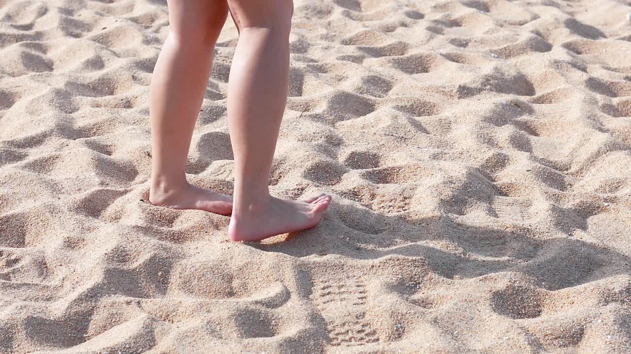 Piedi che camminano su una spiaggia sabbiosa a Phuket, Thailandia