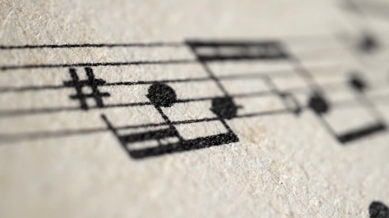 Een close-up verkenning van muzieknotatie en symbolen: een inzicht in de kunst van muziekcompositie en de impact ervan op geluid en ritme.