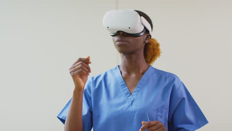 Enfermera-O-Doctora-En-Batas-Con-Auriculares-Vr-Interactuando-Con-Tecnología-Ar-En-El-Hospital