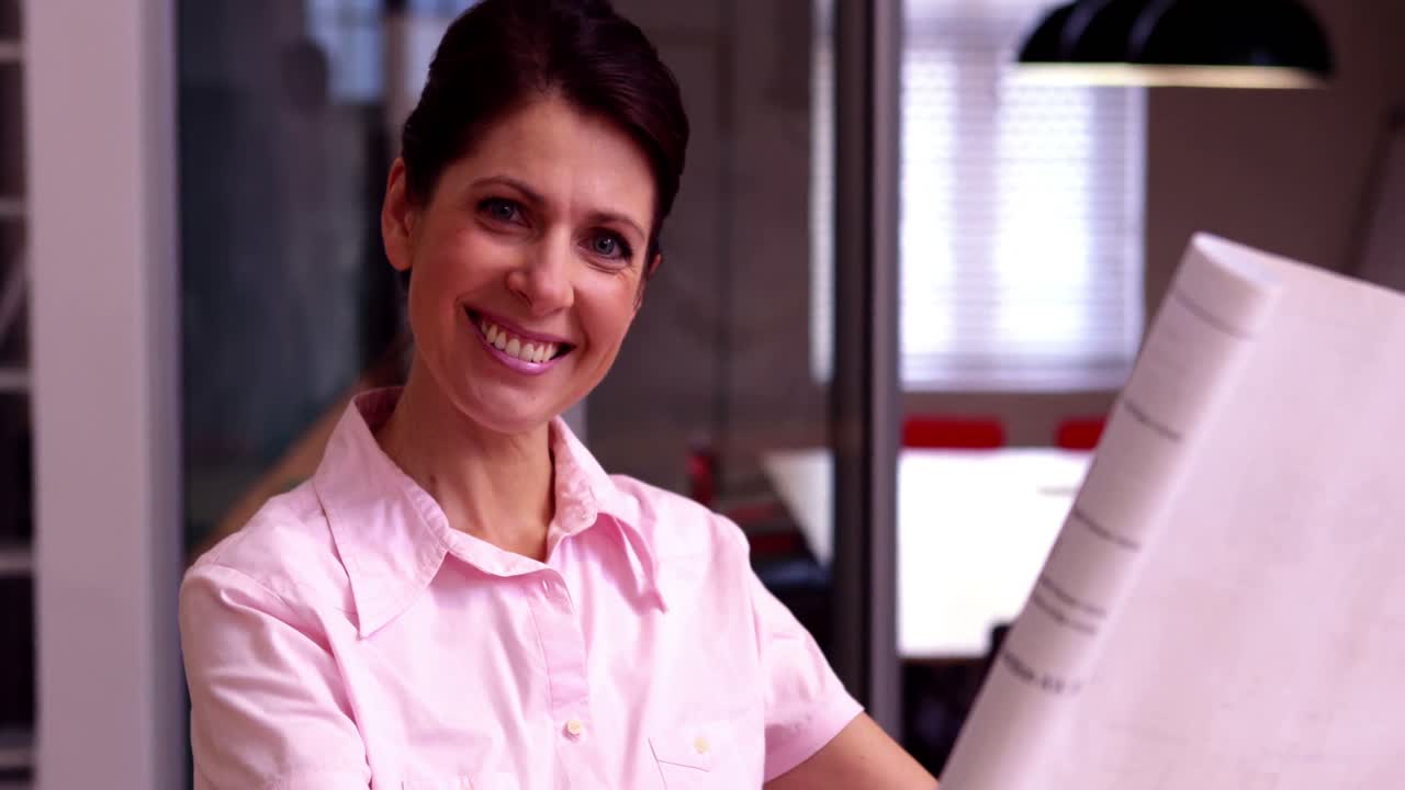 arquitecto enfocado en el estudio de planos