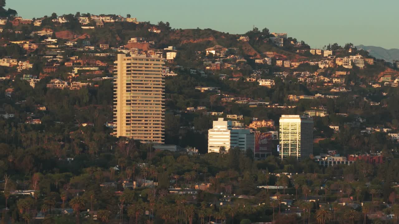 Ripresa aerea panoramica con teleobiettivo di Sunset Plaza a West Hollywood all'ora d'oro a Los Angeles, California. 4K.