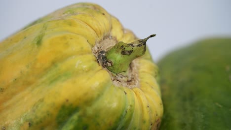 Nahaufnahme,-Langsames-Heranzoomen-Auf-Eine-Reife-Gelbe-Papaya-Mit-Flecken-Darauf,-Vegane-Vegetarische-Frucht,-Papaya