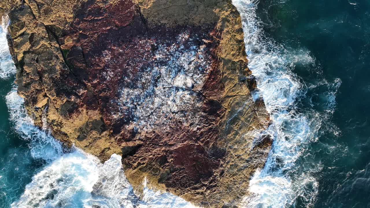 fotografía ascendente de arriba hacia abajo de una pequeña isla rocosa frente a la costa de la isla de stradbroke