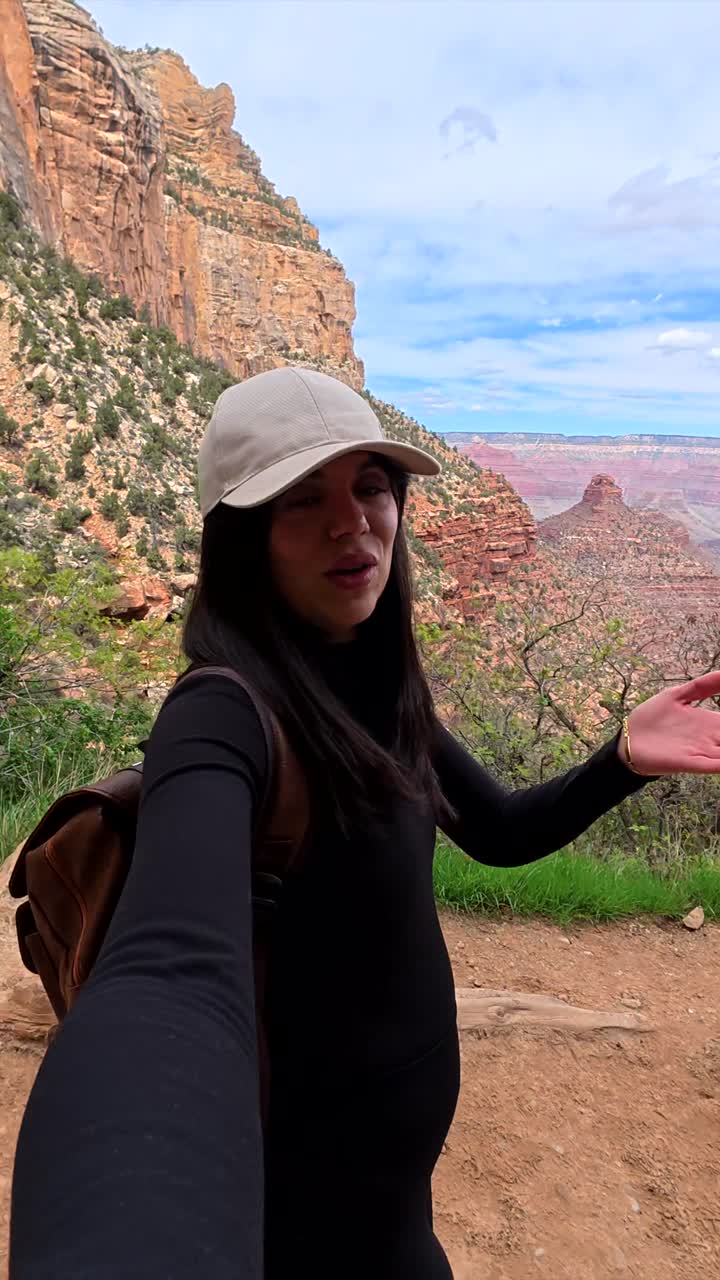Donna che fa trekking ed esplora il Grand Canyon con un selfie.