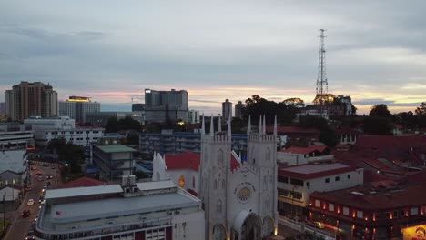 Toma-Aérea-De-La-Famosa-Iglesia-Malasia-En-Melaka-Durante-El-Atardecer