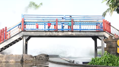 Cámara-Lenta:-Bote-Saliendo-Del-Tobogán-En-El-Mundo-De-Los-Sueños-Del-Parque-De-Atracciones,-Salpicando-Agua-Por-Todas-Partes