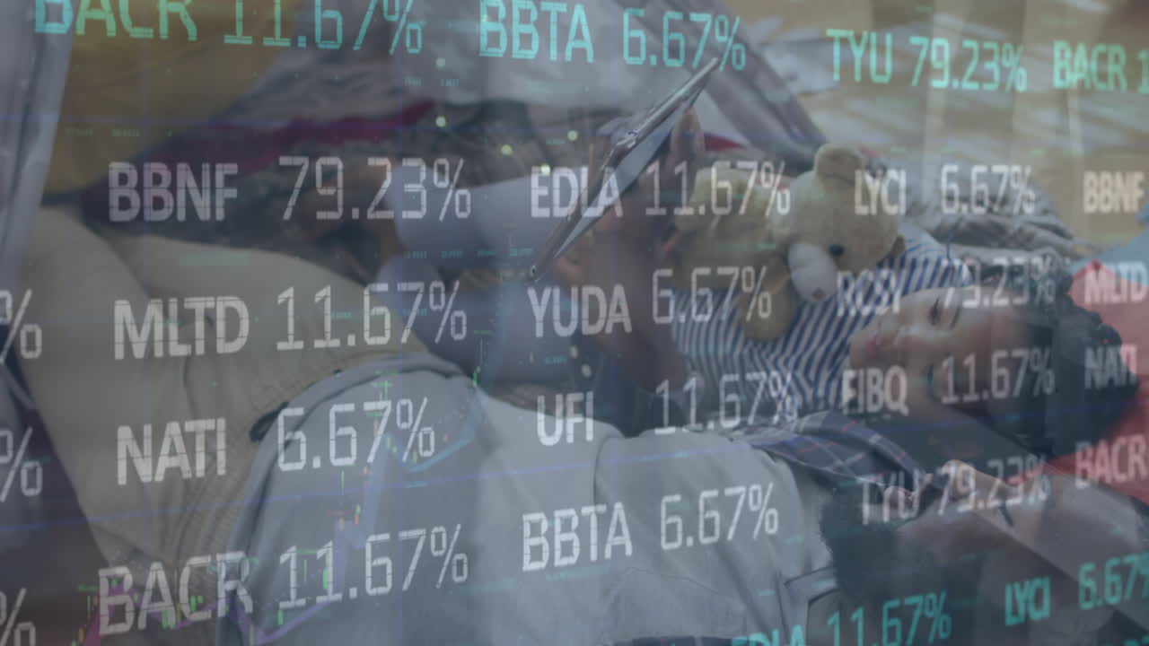 트레이딩 보드의 애니메이션, 그래프, 아프리카계 미국인 아버지와 딸이 태블릿에서 비디오를 보고 있습니다.