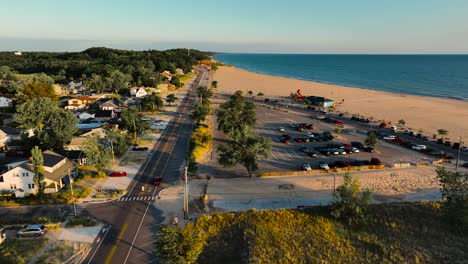 Casas-De-Playa-Bañadas-Por-El-Sol-Bajo-Cámara-Aérea