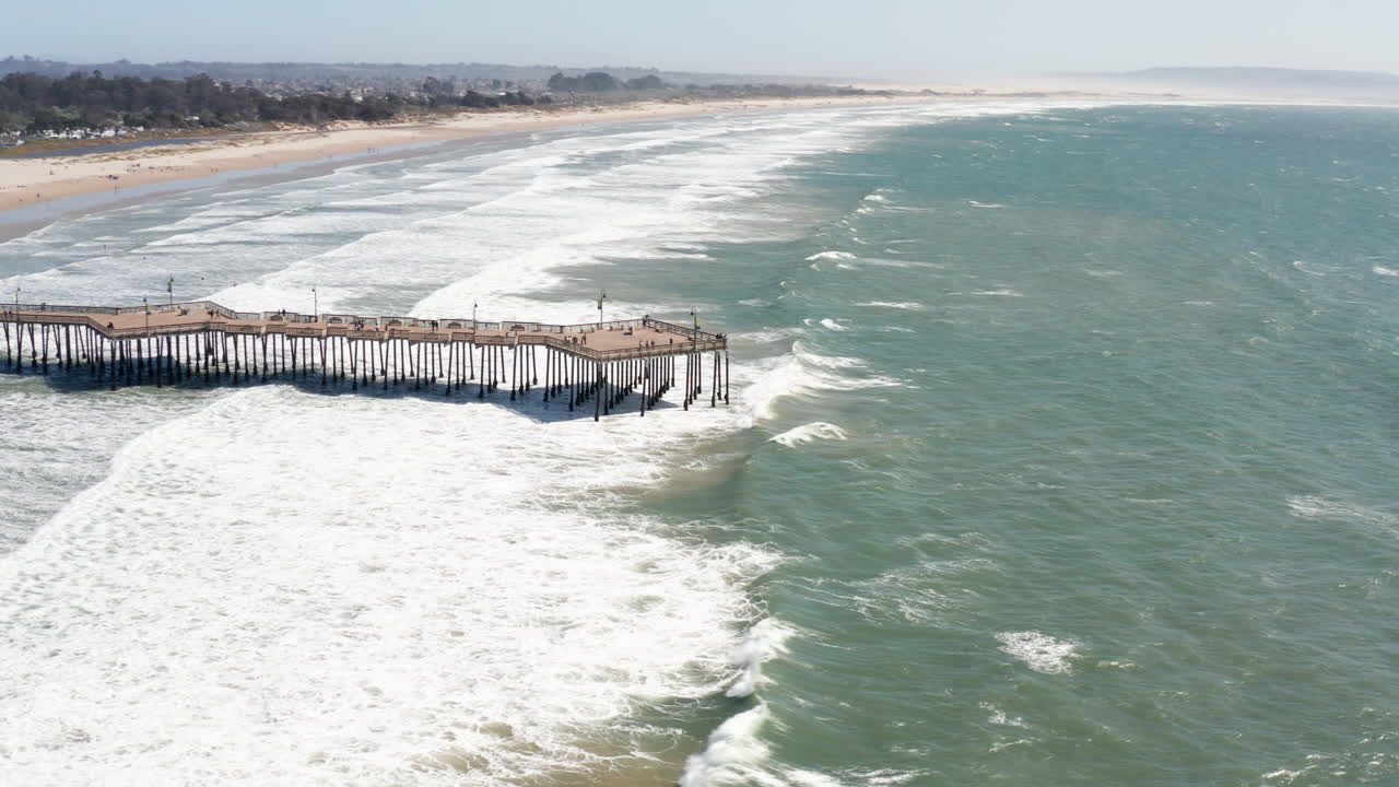 위에서 부두에서 파도가 부서지는 것을 보고