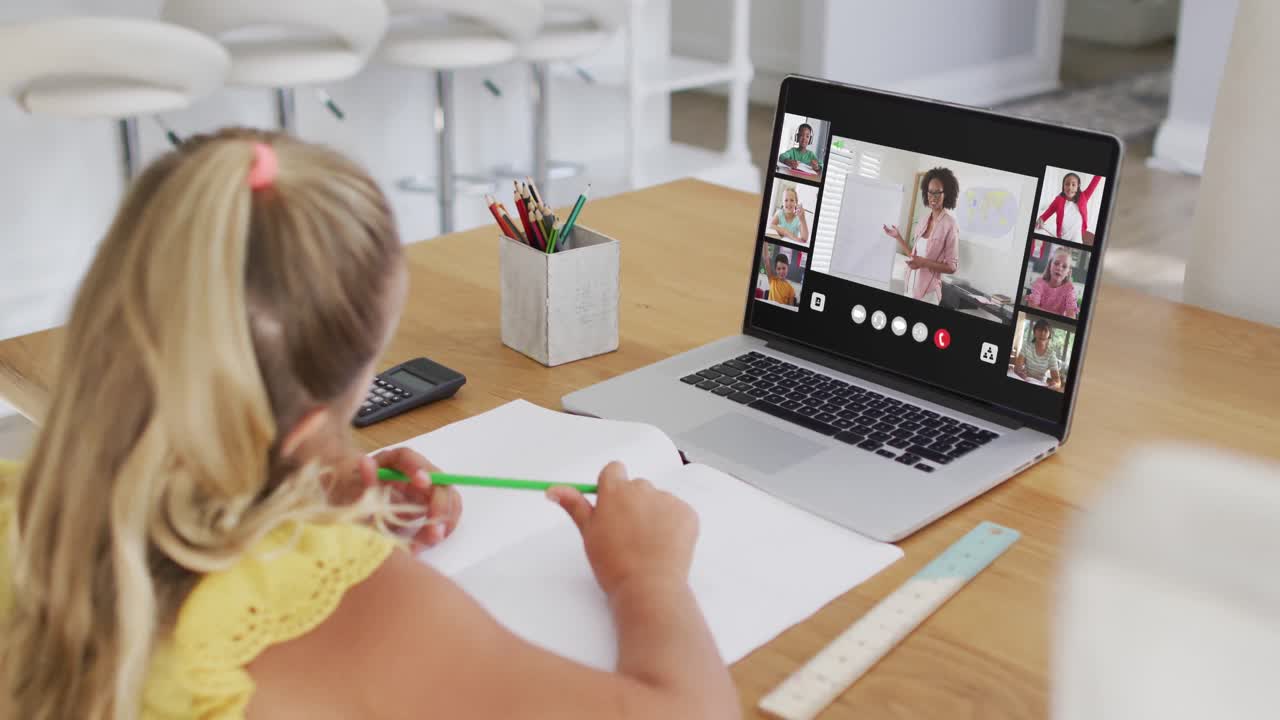 estudiante que usa una computadora portátil para una lección en línea en casa, con un maestro y una clase diversos en la pantalla