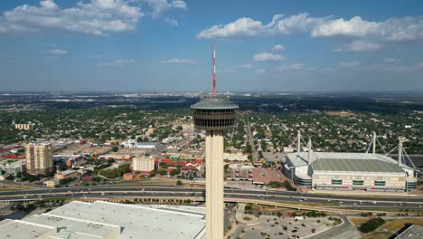 Schwenken-Um-Den-Observation-Tower-Of-The-Americas-Mit-Der-Autobahn-Im-Hintergrund-In-San-Antonio,-Texas