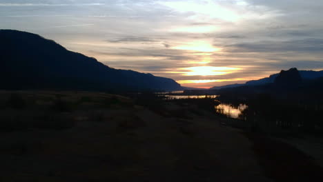 Drohnenaufnahmen-Eines-Sonnenuntergangs-In-Der-Wunderschönen-Columbia-Schlucht,-Die-Langsam-Aufsteigt,-Um-Den-Columbia-River-Mit-Dem-Sonnenuntergang-Im-Hintergrund-Zu-Enthüllen