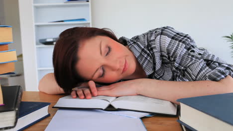 estudiante agotado tomando una siesta