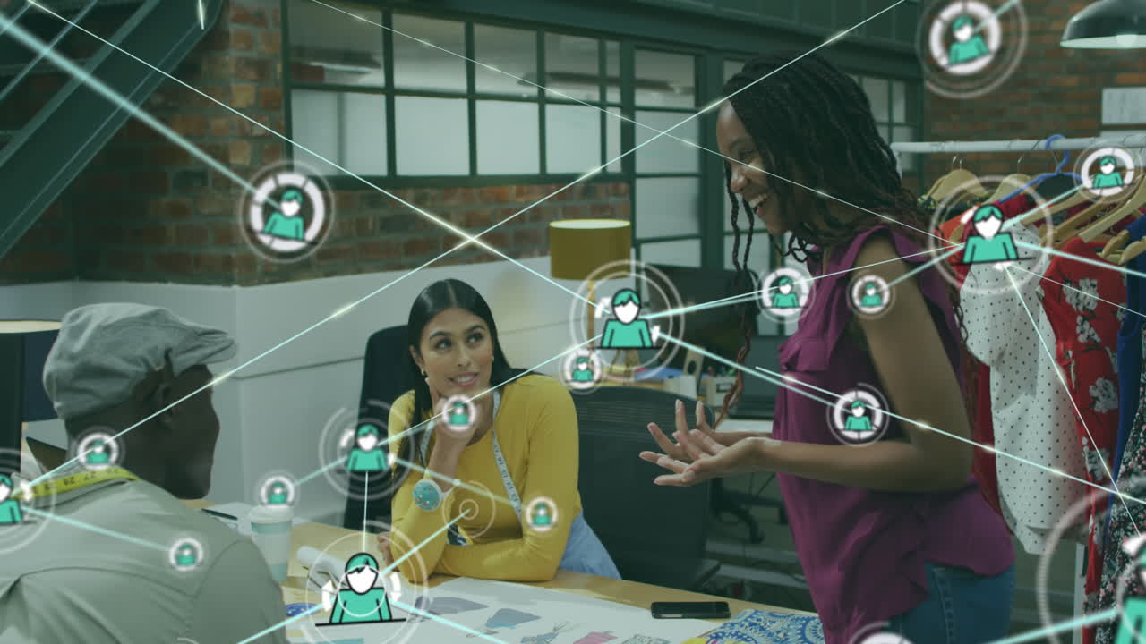 animación de iconos conectados con líneas sobre diversos diseñadores que comparten ideas en la oficina