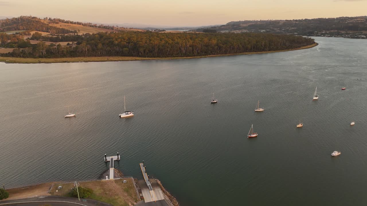 barcos atracados en el puerto de tamar river, tasmania, australia