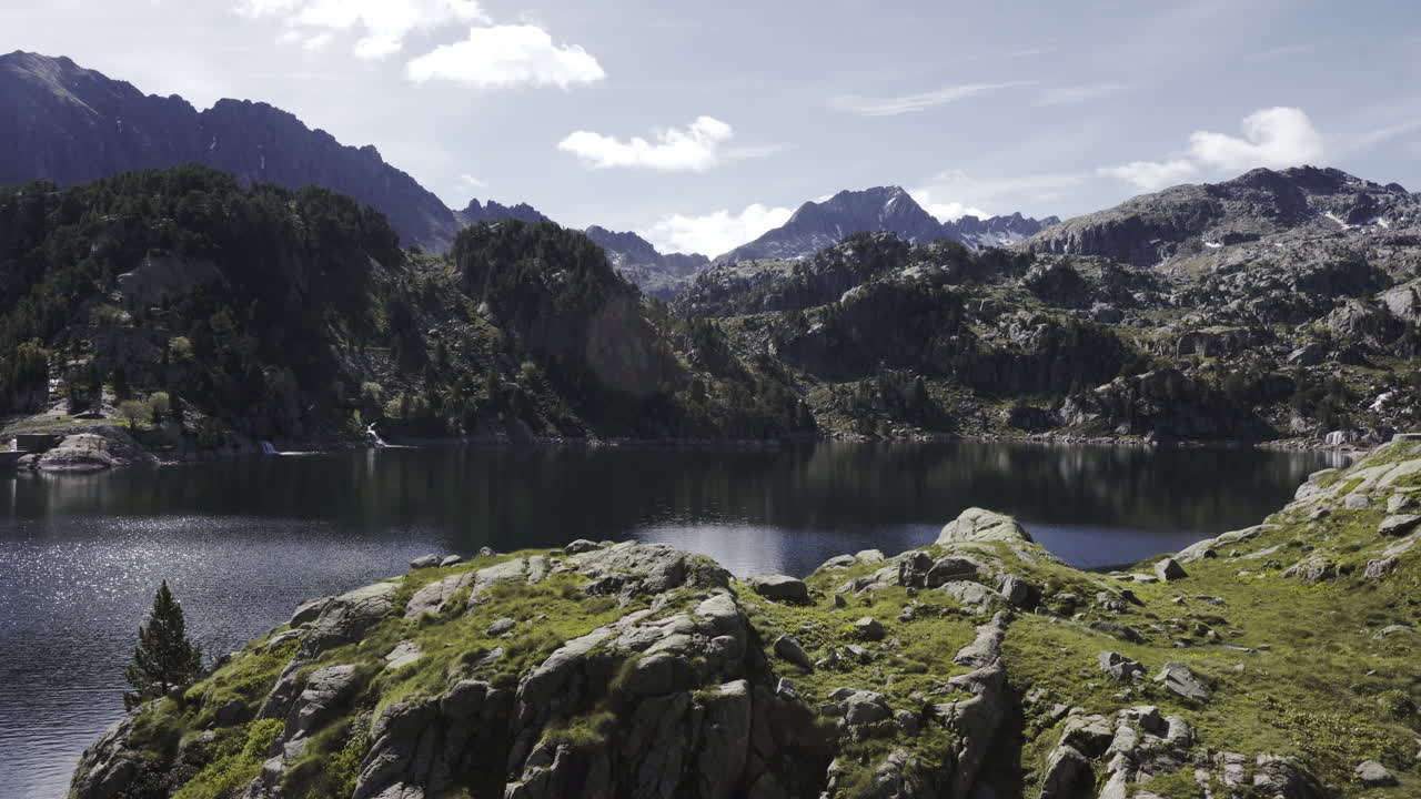 Naturskøn udsigt over bjerglandskab i Aigüestortes Nationalpark i De Catalanske Pyrenæer, sø og øde rejsemål i vildmarken.