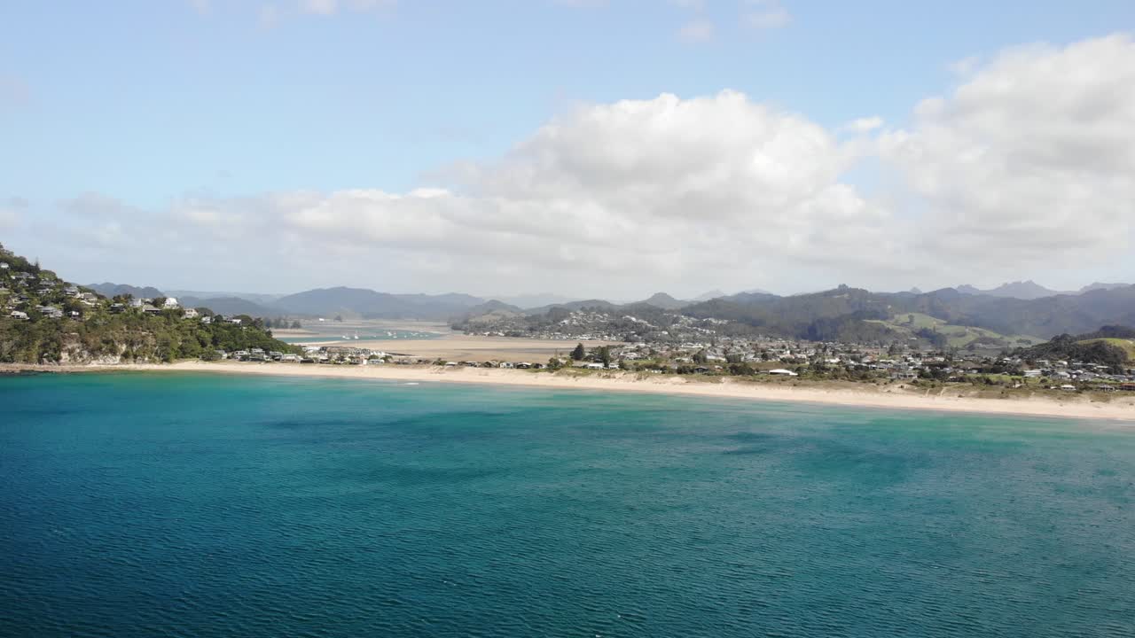 뉴질랜드 의 코로만델 반도 에 있는 그림 같은 모래 해변 의 드론 항공 사진