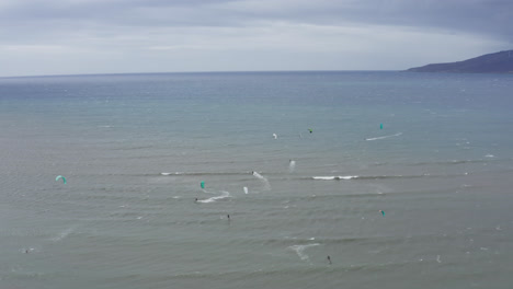 kite surfers surfeando en los fuertes vientos en la bahía de maalaea en maui
