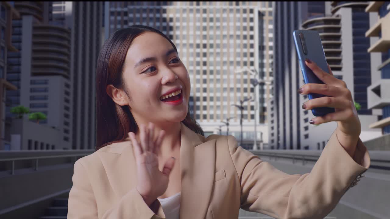 una mujer tomando una selfie en una ciudad.