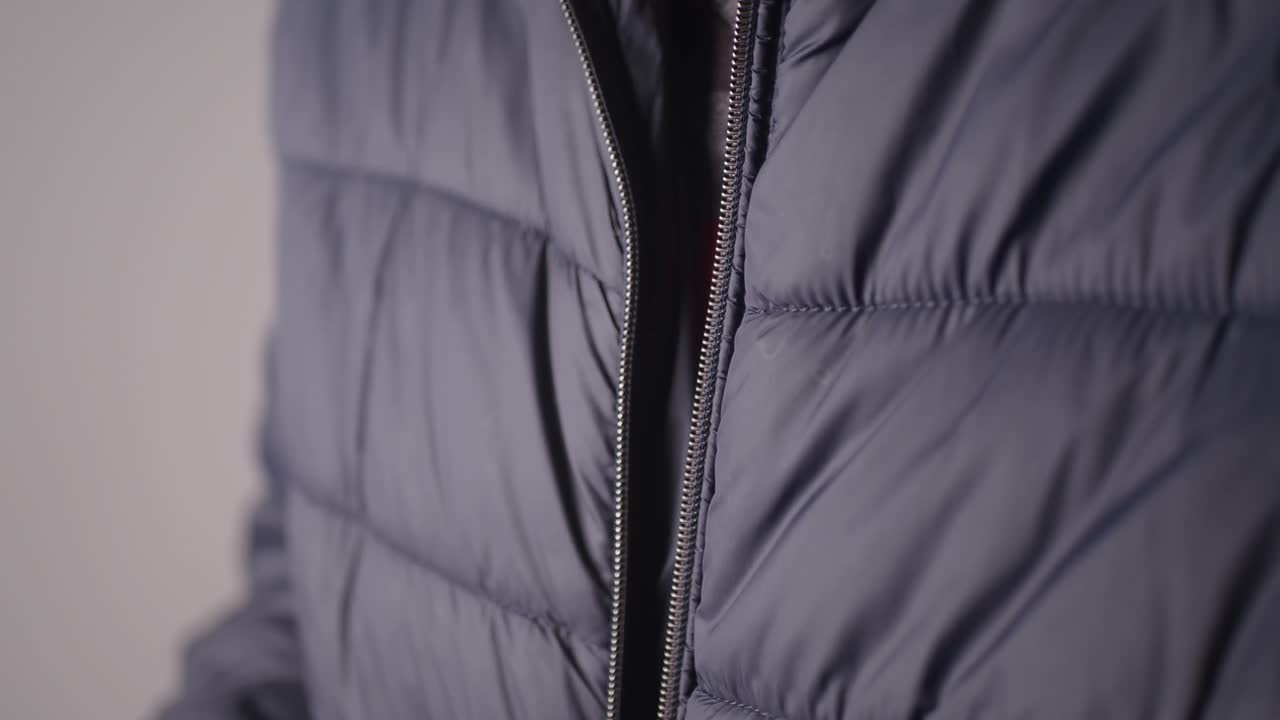 Close de uma jaqueta puffer