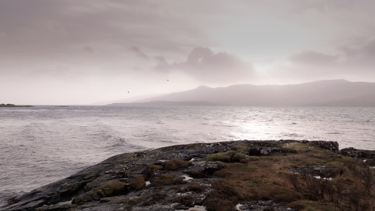 puesta de sol vista aérea de la isla de mull desde la escocesa costa oeste accidentada