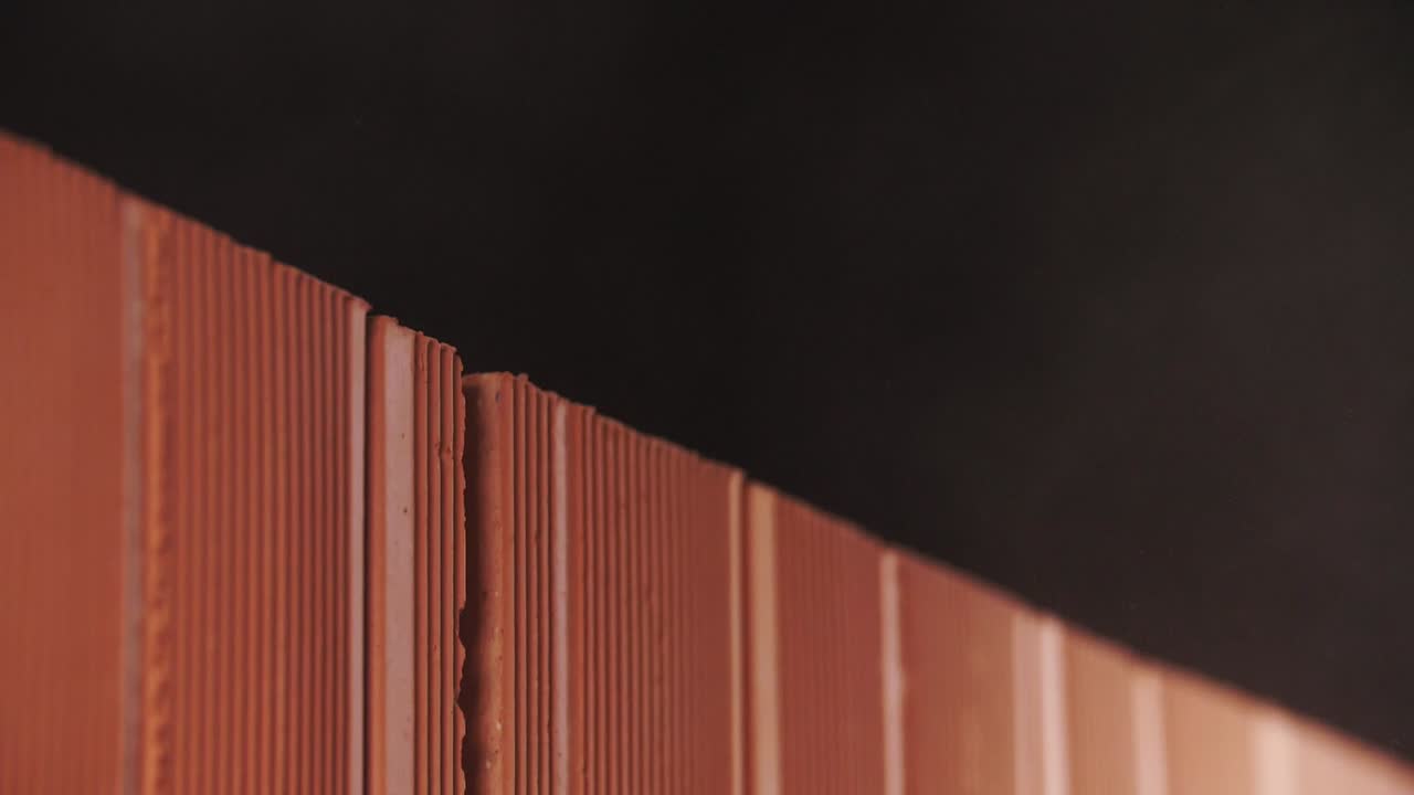 primer plano de ladrillos rojos apilados