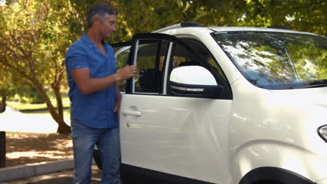 familia feliz preparándose para un viaje por carretera