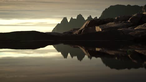 Asombroso-Reflejo-Y-Puesta-De-Sol-En-La-Isla-Senja-Al-Atardecer