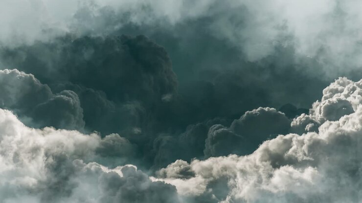 punto di vista, cumuli al rallentatore e temporali che lampeggiano nel cielo