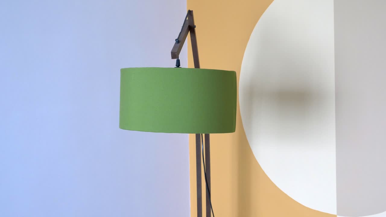 lámpara de piso elegante en la sala de estar moderna