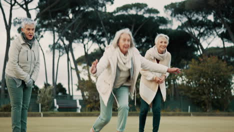 Mujeres-Mayores,-Celebración-Y-Parque-Para-Jugar-Bolos