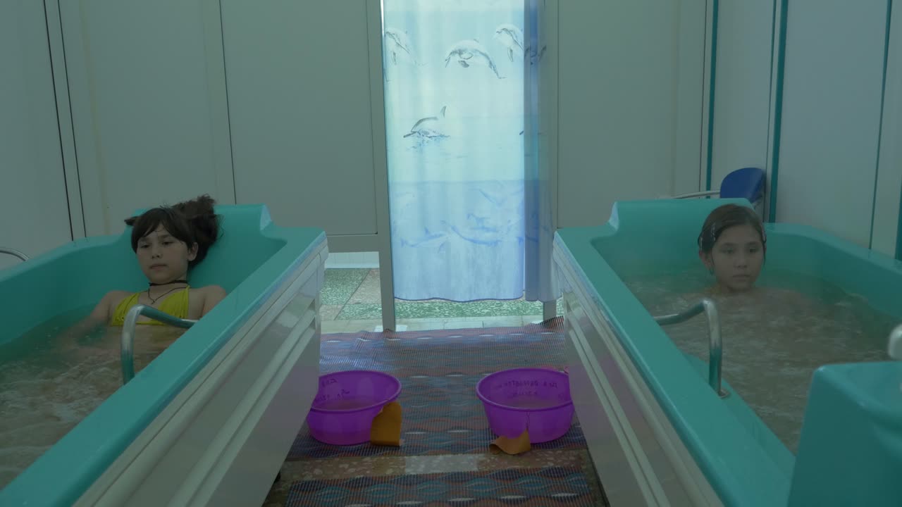 스파에 있는 아이들