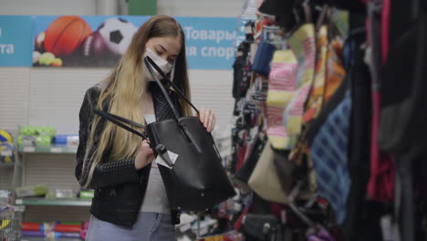 mujer comprando una bolsa en una tienda