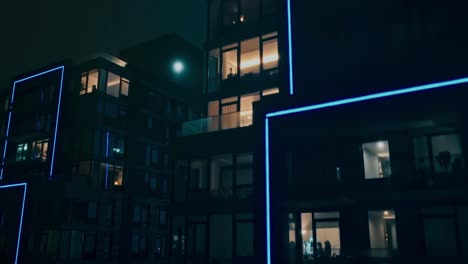 descenso vertical de un edificio de lujo con drones, descendiendo por las ventanas
