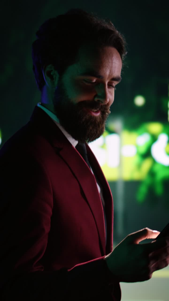 Vídeo vertical: Homem de negócios elegante confere mensagens