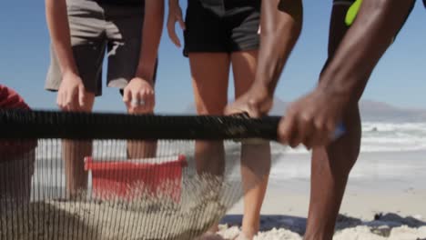 Freiwillige-Reinigen-Den-Strand-An-Einem-Sonnigen-Tag-4k