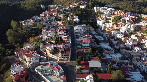 una vista panorámica de la hermosa ciudad de guanajuato desde arriba, méxico