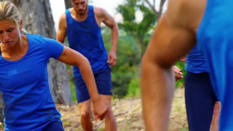 personas en forma que practican el entrenamiento de carreras de obstáculos de neumáticos 4k